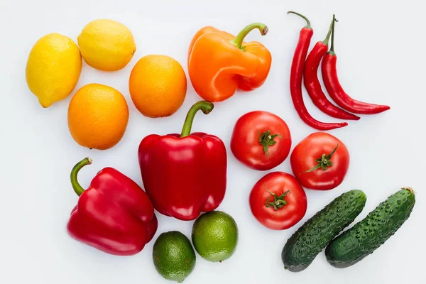 Вид зверху на червоні, зелені та помаранчеві фрукти та овочі ізольовані на білому — стокове фото