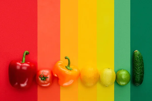 Vista superior de frutas e legumes maduros na superfície colorida — Fotografia de Stock