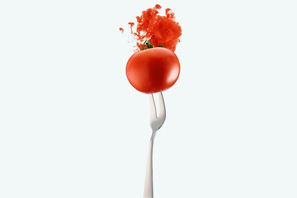 Tomate sobre garfo e tinta vermelha isolada sobre branco — Fotografia de Stock