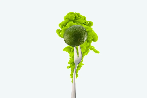 Cal sobre garfo e tinta verde isolada sobre branco — Fotografia de Stock