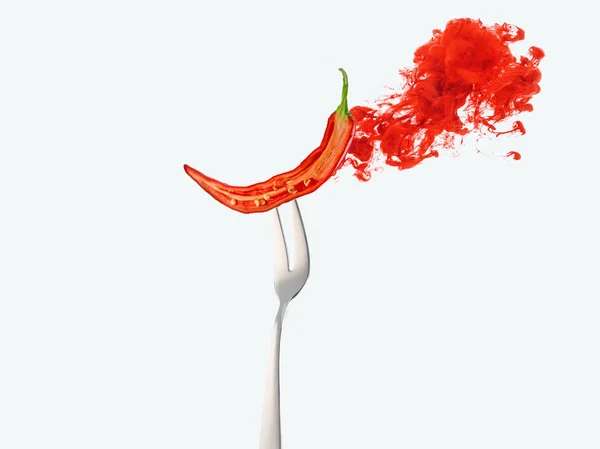 Hälfte rote Chilischote auf Gabel und rote Tinte isoliert auf weißer — Stockfoto