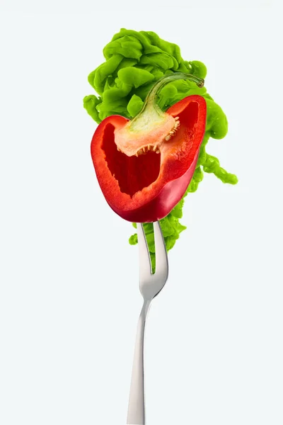 Metà di peperone rosso su forchetta e inchiostro verde isolato su bianco — Foto stock