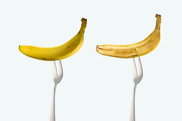 Banane su forchette isolate su bianco — Foto stock