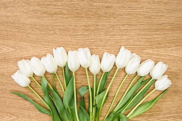 Draufsicht auf Strauß weißer Tulpen auf Holztisch — Stockfoto