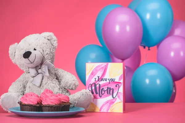 Teddy bear with cupcakes and postcard with text I Love You Mom, mothers day concept — Stock Photo