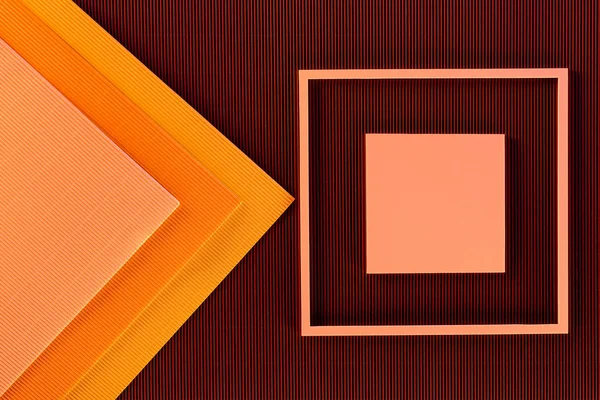 Vue de dessus de l'arrangement des feuilles de papier colorées et du fond du cadre — Photo de stock