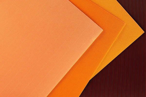 Vista superior de hojas coloridas dispuestas de fondo de papel - foto de stock