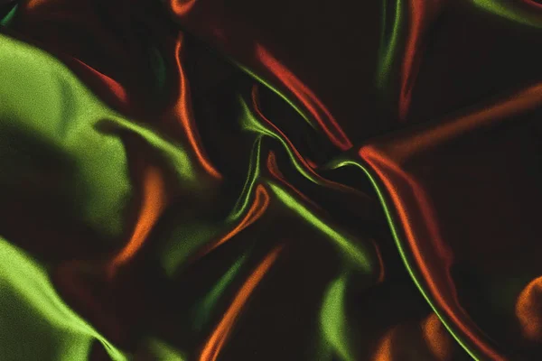 Закрыть вид на темно-зеленую помятую шелковую ткань в качестве обратной стороны — стоковое фото