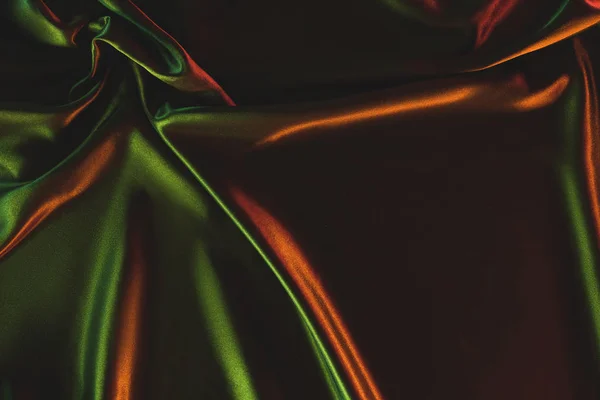Vista de cerca de tela de seda arrugada verde oscuro como telón de fondo - foto de stock