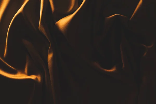 Vista de cerca de tela de seda arrugada oscura como telón de fondo - foto de stock