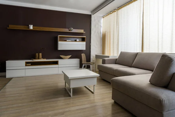 Interior luminoso con sofá gris y mesa - foto de stock
