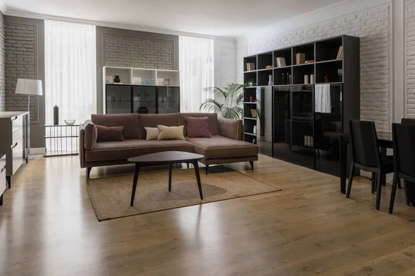 Современная обновленная гостиная со стильной мебелью — стоковое фото