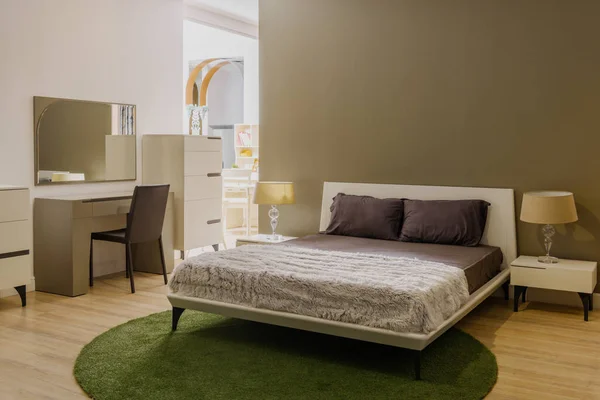Легкая постельное белье на кровати в уютной спальне — стоковое фото