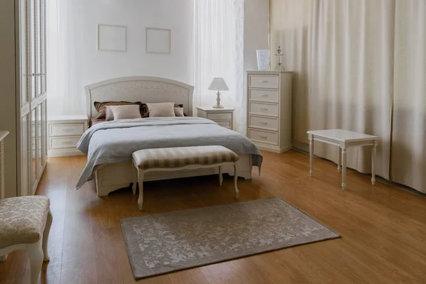 Elegante camera da letto interna in toni chiari — Foto stock