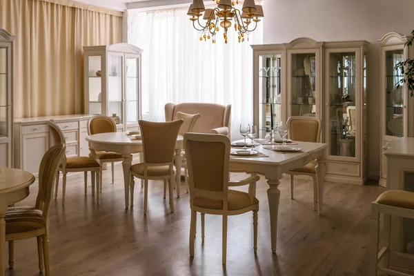 Esszimmer in hellen Tönen mit Tisch und Stühlen — Stockfoto