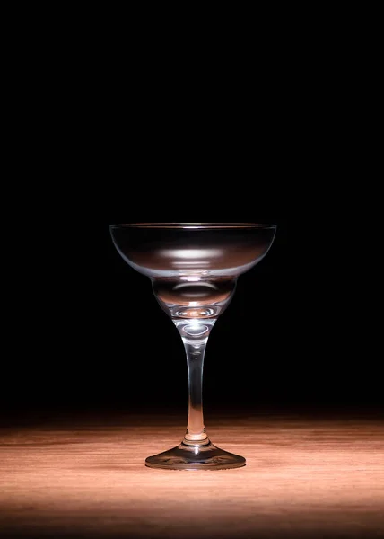 Un verre vide transparent sur une table en bois marron — Photo de stock