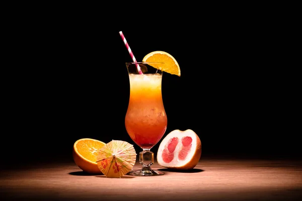 Bevanda alcolica gustosa con succo d'arancia sul tavolo — Foto stock