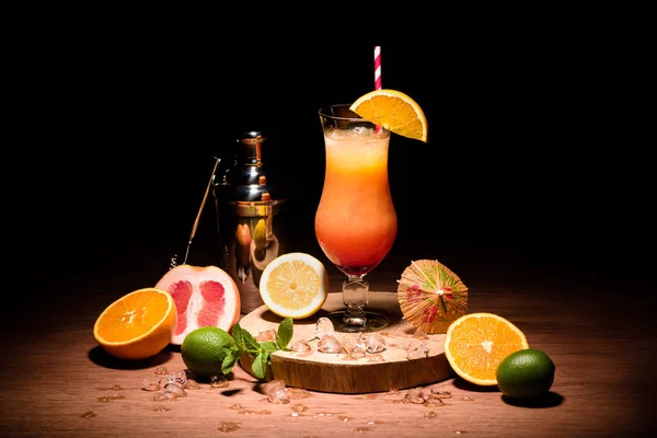 Bebida alcoólica com suco de laranja na tábua de madeira na mesa — Fotografia de Stock