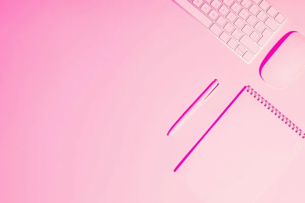 Foto tonificada rosa de caneta, livro didático, mouse de computador e teclado na mesa — Fotografia de Stock