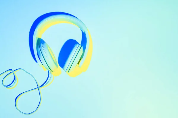 Foto tonificada azul de fones de ouvido no fundo azul — Fotografia de Stock