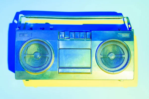 Immagine blu tonica di retro boombox su sfondo blu — Foto stock