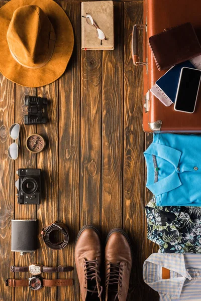 Cadre en valise vintage avec bagages pour voyager sur une surface en bois — Photo de stock
