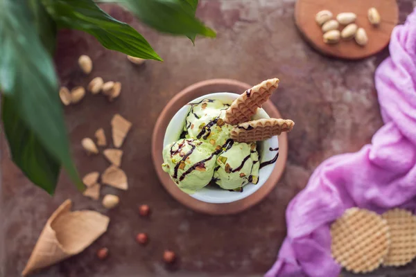 Vista superior de delicioso helado de pistacho con gofres en vidrio en la mesa - foto de stock