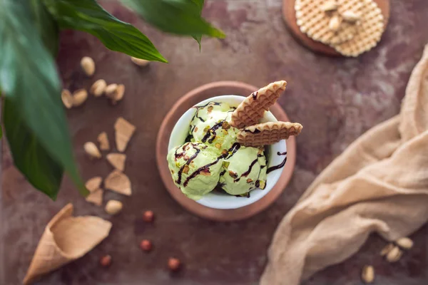 Vista superior de delicioso helado de pistacho con gofres en vidrio sobre la mesa - foto de stock