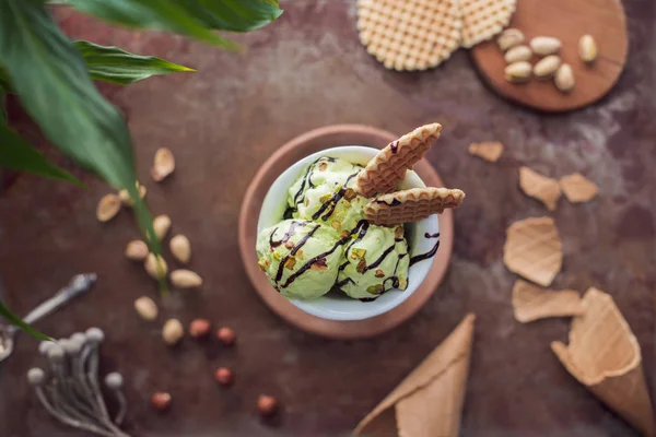 Vista superior de helado de pistacho con gofres en vidrio sobre la mesa - foto de stock