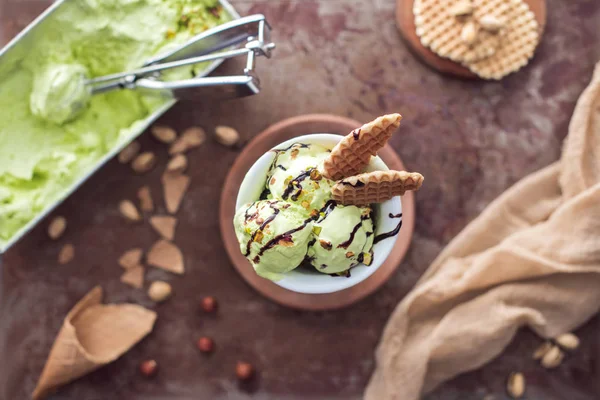 Vista elevada del helado de pistacho con gofres en vidrio sobre la mesa - foto de stock