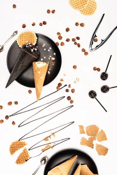 Вид зверху на чорні тарілки з морозивом ізольовані на білому — стокове фото
