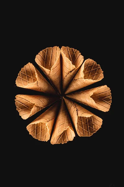 Top view of circle of edible ice cream cones isolated on black — Stock Photo