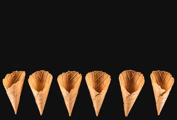 Top view of row of appetizing ice cream cones isolated on black — Stock Photo