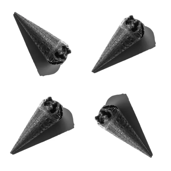 Vista superior de cuatro helados negros de chocolate sobre blanco - foto de stock