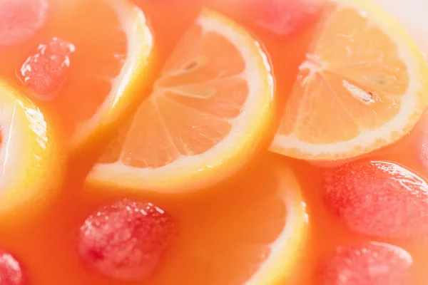 Close up view of fresh cocktail with ice cubes and lemon pieces background — Stock Photo