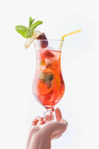 Plan recadré de femme tenant été cocktail fraise fraîche avec de la paille isolé sur blanc — Photo de stock