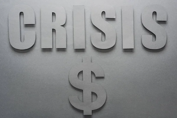 Верхний вид мирового кризиса и знак доллара на сером фоне с тенями — стоковое фото