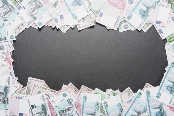 Vue du haut du cadre vide du dollar, de l'euro et des billets en rouble sur fond noir avec espace de copie — Photo de stock