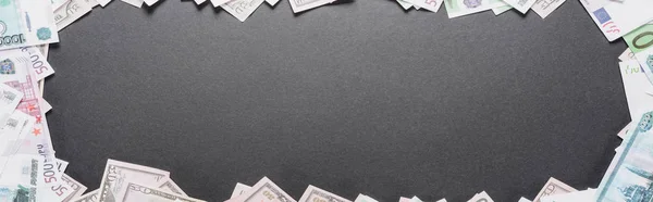 Tiro panorâmico do quadro vazio de notas de dólar e euro sobre fundo preto com espaço de cópia — Fotografia de Stock