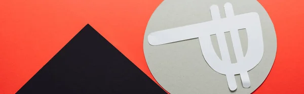 Plano panorámico de papel cortado peso símbolo en círculo gris sobre fondo negro y rojo - foto de stock