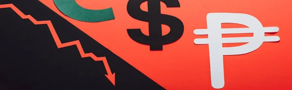 Plano panorámico de símbolos de dólar y peso, y flecha de recesión sobre fondo rojo y negro dividido por línea inclinada - foto de stock