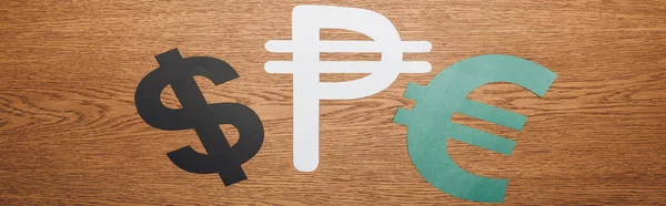Vue de dessus du dollar, peso et euro symbole de coupe de papier sur bureau en bois, vue panoramique — Photo de stock