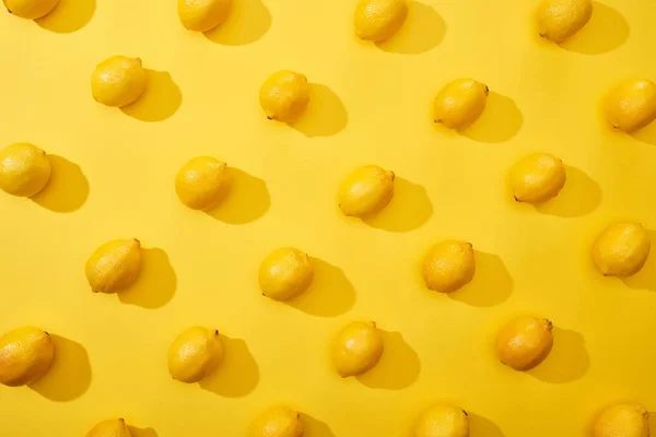 Vista dall'alto di limoni maturi su sfondo giallo — Foto stock