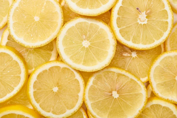 Vue de dessus des tranches de citron jaune fraîches mûres — Photo de stock