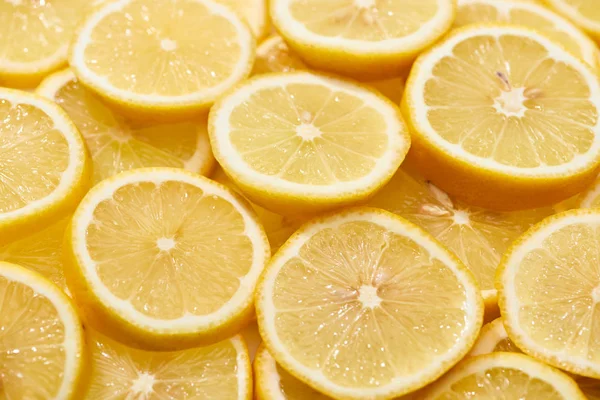 Pile de tranches de citron jaune fraîches mûres — Photo de stock