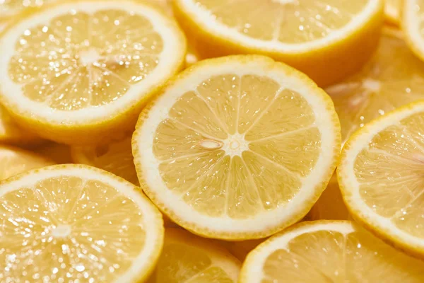 Vue rapprochée de tranches de citron jaune fraîches mûres — Photo de stock