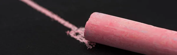 Vista de perto de giz rosa na superfície preta com linha desenhada, conceito de conexão — Fotografia de Stock