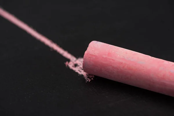 Nahaufnahme rosa Kreide auf schwarzer Fläche mit gezogener Linie, Verbindungskonzept — Stockfoto