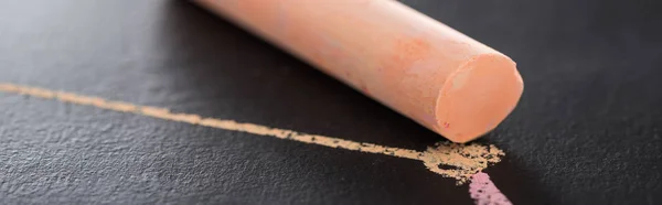 Gesso arancione su superficie nera con linee tracciate collegate, concetto di connessione — Foto stock