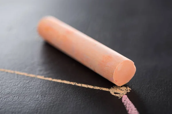 Tiza naranja en la superficie negra con líneas dibujadas conectadas, concepto de conexión — Stock Photo
